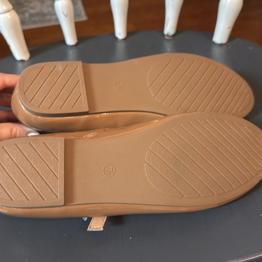 Tan patent Maryjanes - Picture 10 of 11